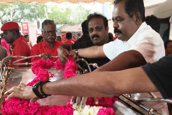 மூத்த அரசியல் தலைவர் நல்லகண்ணுவின் உடலுக்கு சிறிதரன் எம்பி அஞ்சலி | R Nallakannu Passed Away Mp Siritharan Tribute மூத்த அரசியல் தலைவர் நல்லகண்ணுவின் உடலுக்கு சிறிதரன் எம்பி அஞ்சலி | R Nallakannu Passed Away Mp Siritharan Tribute