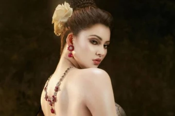 பேக்லஸ் சேலையில் கிளாமர் போஸ்!! நடிகை ஊர்வசி ரவுடேலா!! புகைப்படங்கள்