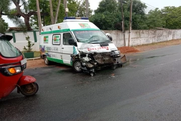 சீனக்குடா பகுதியில் இடம்பெற்ற விபத்தில் இருவர் காயம்