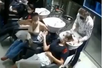 அழகு நிலையத்தில் ஹேர் வாஷ் செய்த பெண்! ஆத்திரத்தில் ஊழியர் செய்த காரியம்... லீக்கான சிசிடிவி காட்சி