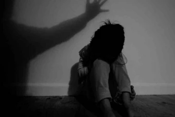 தனது 15 வயது மகளை துஷ்பிரயோகம் செய்த தந்தைக்கு நீதிமன்றம் வழங்கிய கடும் தண்டனை!