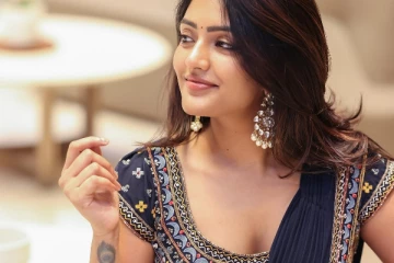 நடிகை இஷா ரெப்பா சேலையில் கியூட் போட்டோஷூட்