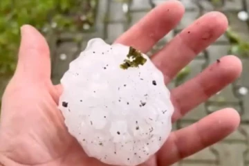 அமெரிக்காவில் பந்தின் அளவுக்கு பெய்த ஆலங்கட்டி மழை!