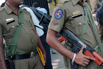 பொலிஸ் அதிகாரிகளாக காட்டிக்கொண்ட கொள்ளையர்கள் மூவர் பொலிஸில் சிக்கினர்!
