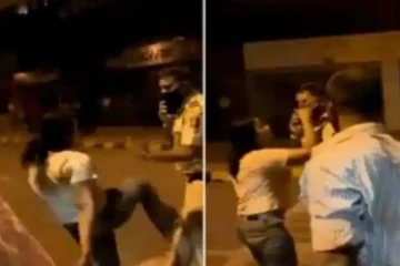 போதை ஏறி போச்சு  ..  குடிபோதையில் காவலரை தாக்கிய இளம்பெண்  - வைரலாகும் வீடியோ