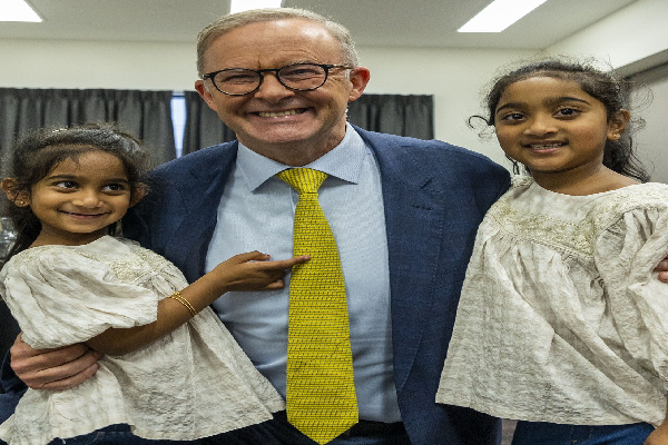 தடுப்புக்காவலில் இருந்து வெளியேறிய தமிழ் குடும்பத்தை சந்தித்தார் அவுஸ்திரேலியப் பிரதமர்!! (படங்கள்) - ஐபிசி தமிழ்