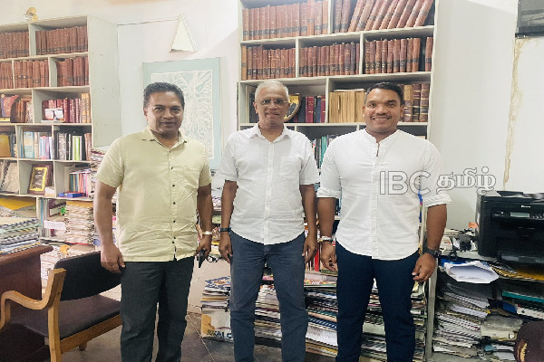 சுமந்திரனை ஓடோடிச் சென்று சந்தித்த நாமல் | Namal Met Sumanthiran சுமந்திரனை ஓடோடிச் சென்று சந்தித்த நாமல் | Namal Met Sumanthiran