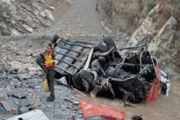 பள்ளத்தில் விழுந்த பேருந்து 19 பேர் மரணம்:பாகிஸ்தானில் சம்பவம்