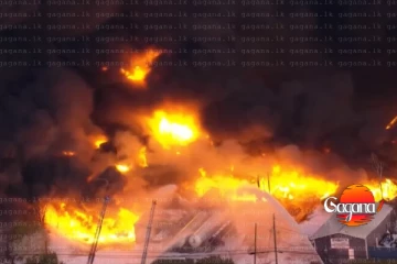 ගුවන් යානයක් කඩා වැටී තිදෙනෙක් මරුට 11ට තුවාල - සියලුම ගුවන් ගමනුත් අත්හිටුවයි