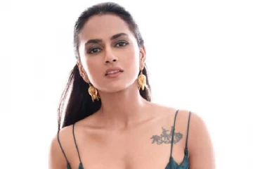 தாறுமாறான லுக்!! வியக்க வைக்கும் இறுக பற்று பட நடிகை ஷ்ரத்தா ஸ்ரீநாத்..