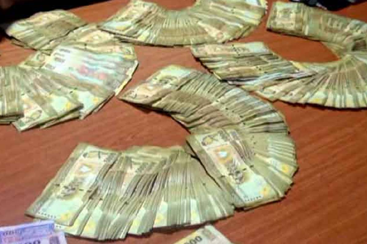 கொழும்பில் ரூ. 2 கோடிக்கும் அதிக பணத்துடன் இருவர் கைது | Two Arrested With Over Rs 2 Crore In Cash Colombo கொழும்பில் ரூ. 2 கோடிக்கும் அதிக பணத்துடன் இருவர் கைது | Two Arrested With Over Rs 2 Crore In Cash Colombo