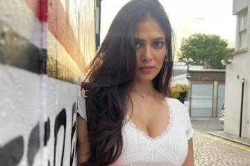 டிரெளசர் போட்டு சாய்ந்தபடி போஸ்!! நடிகை மாளவிகாவின் கிளாமர் போட்டோஸ்..