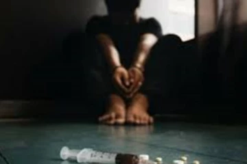 யாழில் போதைப்பொருளை நுகர்ந்து கொண்டிருந்த இளைஞர்களுக்கு பொலிஸார் கொடுத்த ஷாக்