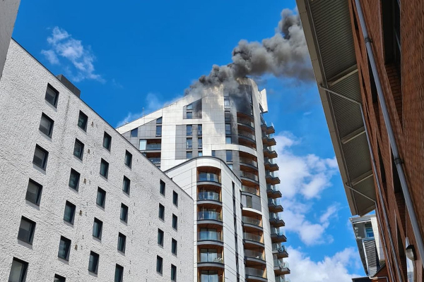 லண்டனில் 17 மாடிகள் கொண்ட அடுக்கு மாடி குடியிருப்பில் பயங்கர தீ விபத்து (காணொளி) - ஐபிசி தமிழ்