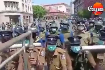 ජනතාව බාධක පෙරළයි.. දෙවන වරටත් කඳුළු ගෑස්.. කොළඹ අහස කදුළු ගෑස්වලින් පිරෙයි.. අධි සංවේදි වීඩියෝ දර්ශන.. (VIDEO)