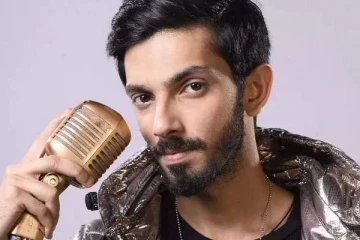 இசையமைப்பாளர் அனிருத்தின் தந்தையை பார்த்துள்ளீர்களா.. என்னது, அவர் ரஜினியின் சூப்பர்ஹிட் படத்தில் நடித்துள்ளாரா