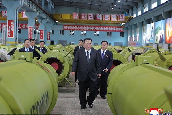 புதிய அணு ஆயுத நீர்மூழ்கியை மகளுடன் பார்வையிடச் சென்ற கிம் ஜோங் உன் | Kim Takes His Daughter To See