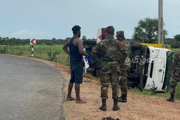 அரிசி ஏற்றி வந்த லொறி தடம்புரண்டு விபத்து | Lorry Carrying Rice Derails Causes Accident அரிசி ஏற்றி வந்த லொறி தடம்புரண்டு விபத்து | Lorry Carrying Rice Derails Causes Accident