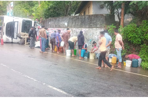இன்று காலை இடம்பெற்ற விபத்து; வாளிகளில்  எரிபொருள் அள்ளும்  மக்கள்! | Overturned Bowser With 33000 Liters Of Fuel