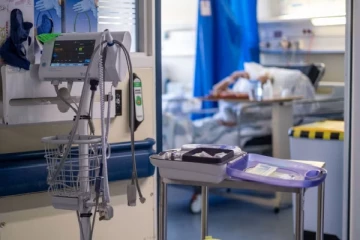 இங்கிலாந்தை விட்டு வெளியேறும் 50,000 தாதியர்கள்; மிகப்பெரிய பணியாளர் நெருக்கடியில் தள்ளும்