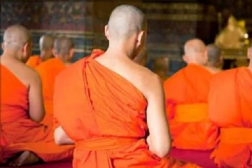 ஆண்டுக்கு பல கோடிகள் வருவாய்... மொத்த சொத்துக்களையும் விட்டுவிட்டு துறவிகள் ஆன தம்பதி