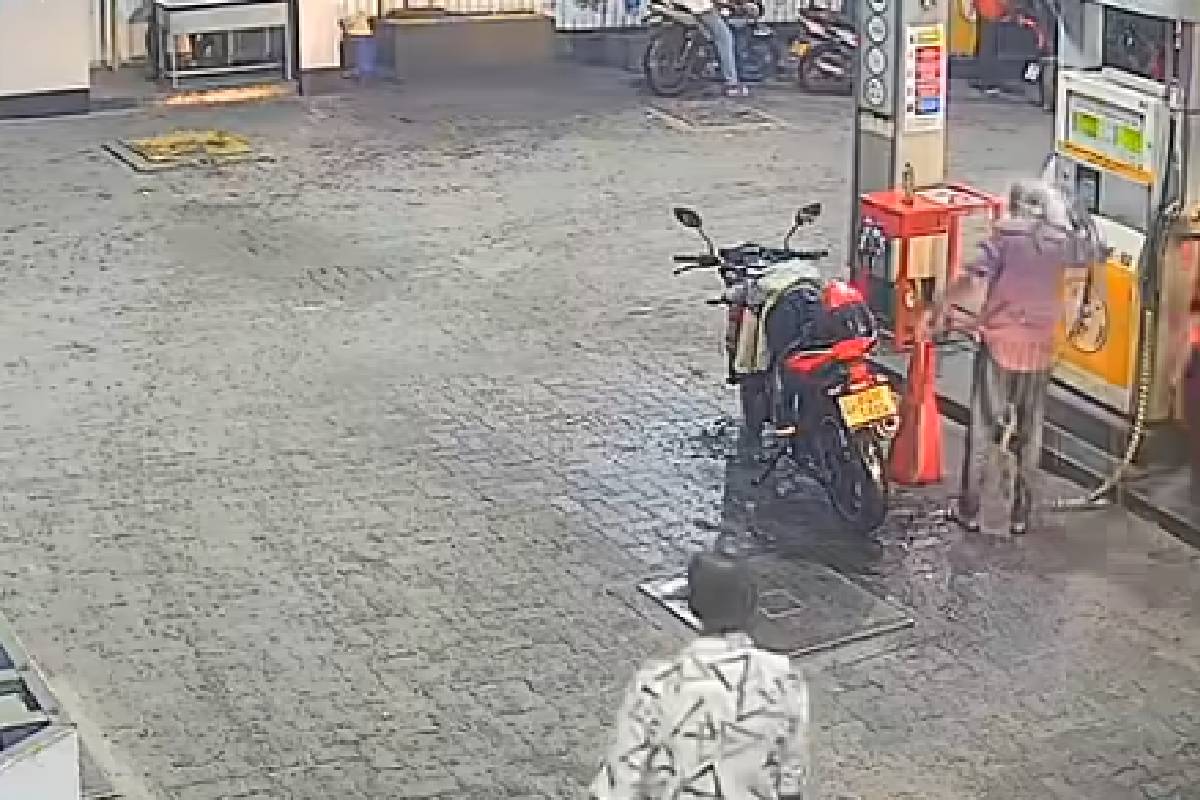 எரிபொருள் நிரப்பு நிலையத்தில் இளைஞனின் மோசமான செயல்! மோட்டார் சைக்கிள் பறிமுதல் | Man On A Motorcycle Poured Fuel On Himself