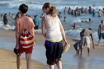 இலங்கை வந்த சுற்றுலா பயணிகளில் 250 பேருக்கு இதுவரை கோவிட் தொற்று