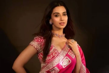 புடவையின் அழகில் மயக்கும் நடிகை மீனாட்சி சௌத்ரியின் அழகிய போட்டோஸ்