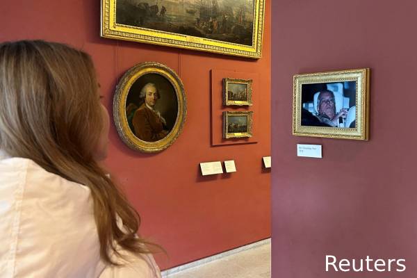 கைது செய்யப்படும்போது காருக்குள் பதுங்கிய ஆண்ட்ரூவின் புகைப்படம் பிரான்ஸ் அருங்காட்சியகத்தில் | Andrew Police Custody Photo In Louvre Museum