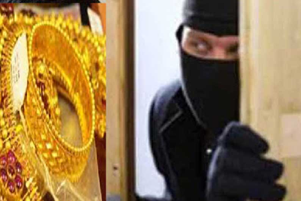 பூட்டி இருந்த வீட்டின் கதவை திறந்து தங்க நகைகளை திருடிவிட்டு மீளவும் பூட்டிச் சென்ற திருடர்..! யாழில் சம்பவம் | Gold Jewels Theft In Jaffna Police Investigation