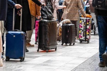 பயணிகளிடம் கடுமை... ஃபெடரல் அரசாங்கத்தை விமர்சிக்கும் சுவிஸ் மாநிலங்கள்