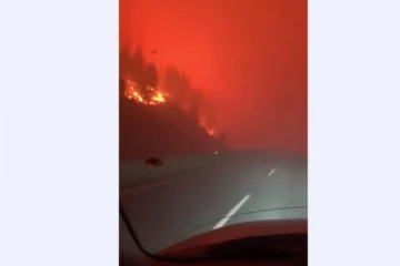 வழி நெடுக பற்றியெரிந்த காட்டுத்தீக்கு நடுவே கனேடியர் செய்த துணிச்சலான செயல்