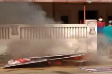 மொட்டுக்கட்சியின் காரியாலயத்தின் பெயர்ப்பலகைகள் தீயிட்டு எரிப்பு (Photos)