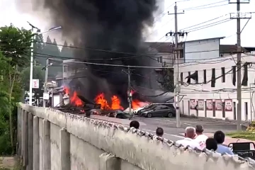 சீனாவில் வீடுகளின் மீது விழுந்து நொறுங்கிய போர் விமானம்; ஒருவர் மரணம்.., வைரலாகும் பரபரப்பு காட்சி