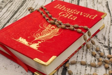 தலைக்கு மேல் உள்ள பிரச்சனைகளை சமாளிக்க கீதை சொல்லும் 8 வழிகள்