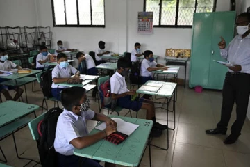 பாடசாலைகளைத் திறப்பதற்கு முன் மாணவர்களுக்குத் தடுப்பூசி!