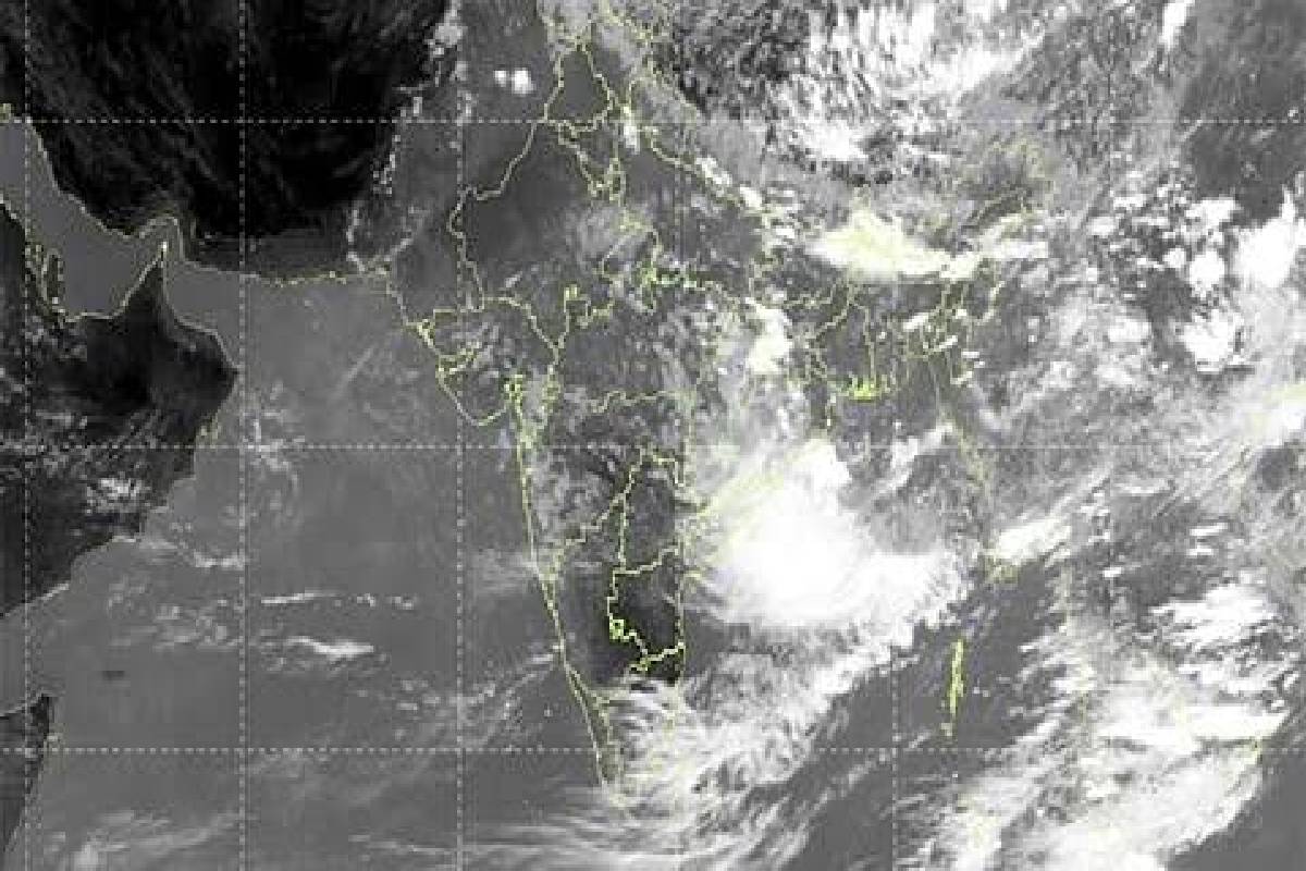 வடகிழக்குப் பருவமழை தீவிரம்: காற்றழுத்தத் தாழ்வுப் பகுதி புயலாக வலுப்பெறும் அபாயம்! | Cyclone Possibility Chennai Heavy Rain Weatherman வடகிழக்குப் பருவமழை தீவிரம்: காற்றழுத்தத் தாழ்வுப் பகுதி புயலாக வலுப்பெறும் அபாயம்! | Cyclone Possibility Chennai Heavy Rain Weatherman