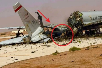 சவூதி விமானப்படை தளத்தில் தாக்கப்பட்டு இரண்டாக பிளந்த அமெரிக்க விமானம்! வெளியாகியுள்ள புகைப்படங்கள்
