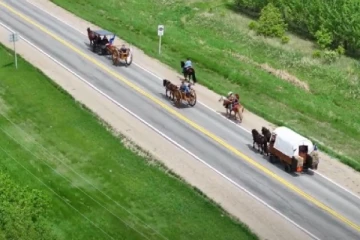 உக்ரைன் சிறார்களுக்காக குதிரை வண்டி சவாரியில் ஈடுபட்ட கனடிய தம்பதி