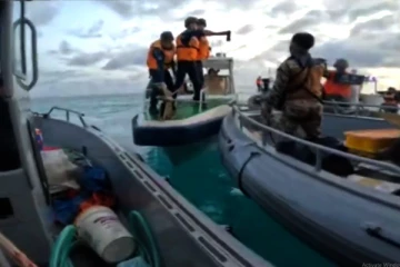 தென் சீனக் கடலில் பிலிப்பைன்ஸ் வீரர்களை தாக்கிய சீனா.,வெளியான காணொளிகள்