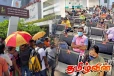 ஆட்பதிவுத் திணைக்களத்தில் நீண்ட வரிசையில் காத்திருக்கும் மக்கள் - அதிகாரிகளின் மோசமான செயல்