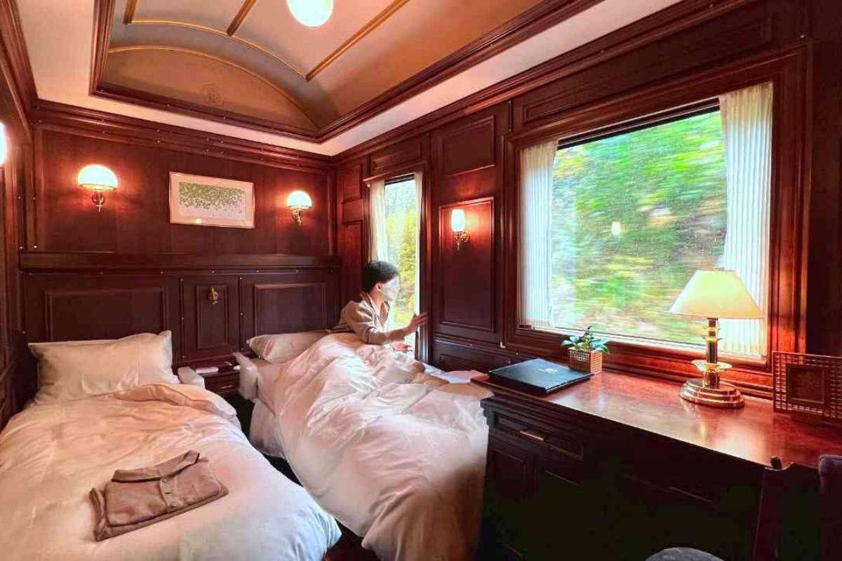 Seven Stars in Kyushu: பயணத்தை ரசிக்க வைக்கும் ஜப்பானின் சொகுசு ரயில்! | World S Only Seven Star Train Ticket Costs 17 Lakh Seven Stars in Kyushu: பயணத்தை ரசிக்க வைக்கும் ஜப்பானின் சொகுசு ரயில்! | World S Only Seven Star Train Ticket Costs 17 Lakh