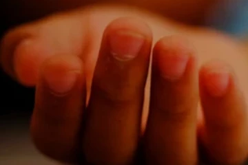 නිවසක් මතට විශාල පස් කන්දක් සහ ගලක් පෙරළෙයි - දරුවන් දෙදෙනෙකු ජිවිතක්ෂයට..