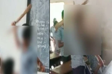 சக மாணவர்களை துடைப்பத்தால் தாக்கிய மாணவர் - வீடியோ வைரலானதால் பொதுமக்கள் அதிர்ச்சி