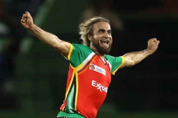 “පිටිය පුරා දුවන ඉම්රාන් තහීර්ගෙන්” ලෝක වාර්තාවක් - අවුරුදු 47දී කඩුලු 5ක් දවාගනී [VIDEO]