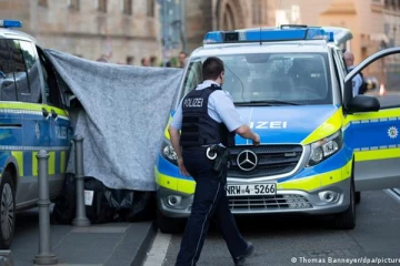 வெட்டப்பட்ட மனிதத் தலையுடன் ஜேர்மன் நீதிமன்ற வாசலில் உட்கார்ந்திருந்த நபர்... வழக்கில் எதிர்பாராத திருப்பம்