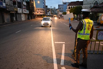 இன்றிரவு 11 மணி முதல் நாடளாவிய பயணத் தடை