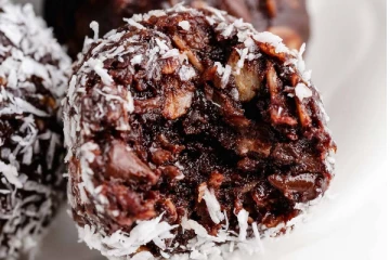 சாக்லேட் தேங்காய் பால்ஸ் சாப்பிடனுமா? வெறும் பத்தே நிமிடத்தில் செய்யலாம் வாங்க...!