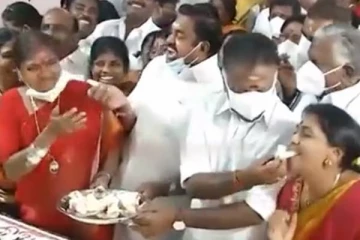 என்னய்யா பண்ணி வச்சிருக்கிற? மகளிர் தினத்தில் கேக் வெட்டி ஊட்டி விட்ட ஓபிஎஸ் ஈபிஎஸ்!