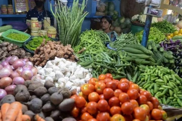 இறக்கம் காட்டிய தக்காளி விலை - ஆனால்.. உச்சத்திலேயே இஞ்சி, பீன்ஸ்..